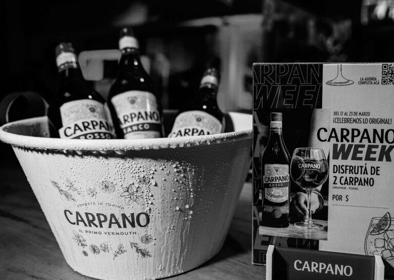 Vermut Carpano en frappera con hielo - Bebiendo Placeres