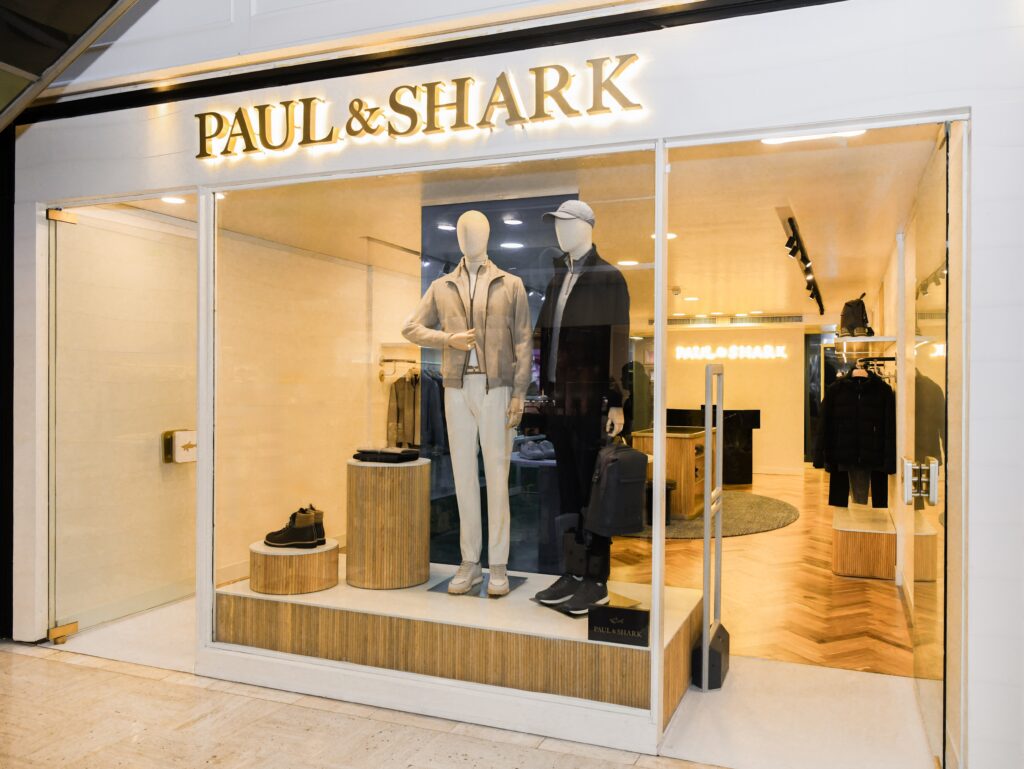 Frente del Local de la nueva tienda Paul & Shark en Patio Bullrich Argentina